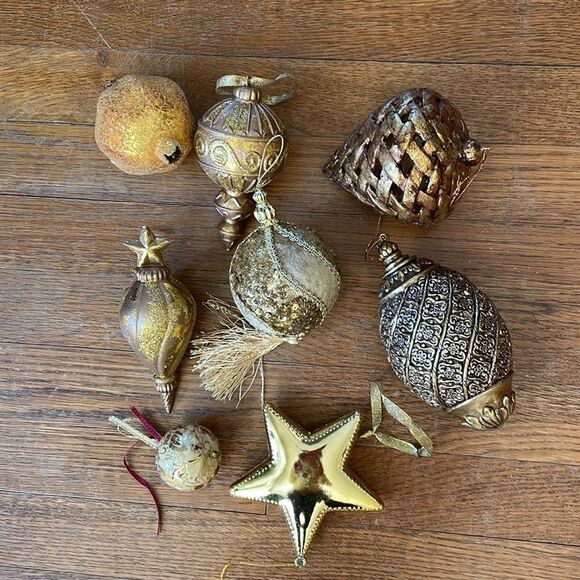 Collection of 8 gold Christmas tree ornaments/various sizes - Picture 2 of 10